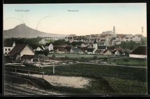 AK Hechingen, Ortspartie, Panorama von den Bahnschienen aus, mit Bergblick