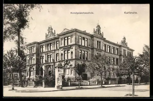 AK Karlsruhe, Partie an der Kunstgewerbeschule mit Grünanlagen