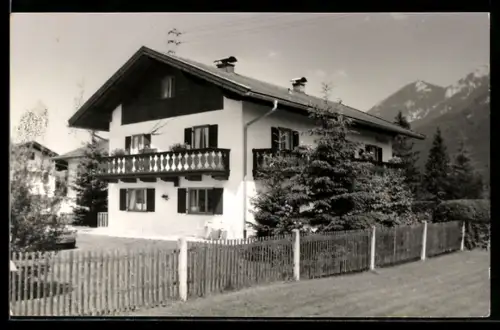 AK Krün, Aussenansicht des Gasthofs Haus Dreitorspitz, Inh. G. u. R. Staudacher