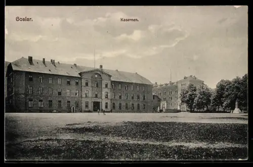 AK Goslar, Aussenansicht der Kasernen mit Gartenanlagen