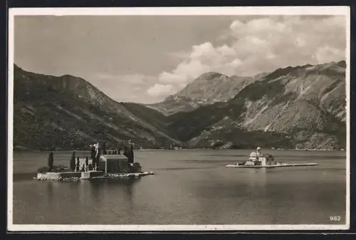 AK Kotor / Cattaro, Kleine Inseln mit Kirchen in der Bucht