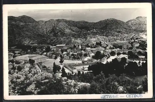 AK Cetinje / Cettigne, Ortsansicht mit Marktplatz und Hochgebirge