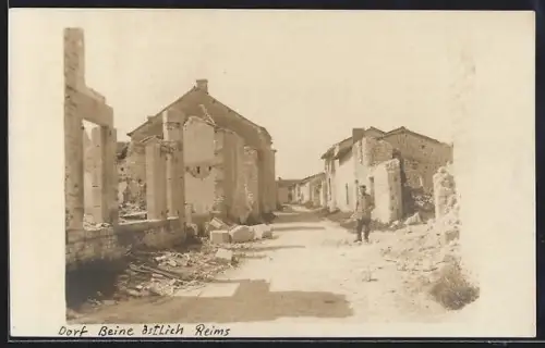Foto-AK Beine /Reims, Rue avec des bâtiments détruits