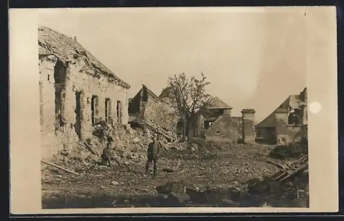 AK Fresnes, Une rue avec des bâtiments détruits