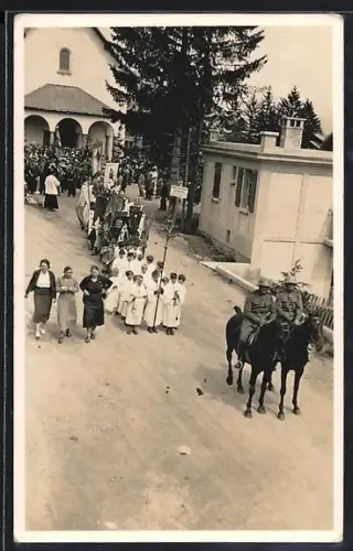 Foto-AK Crans-Montana, Prozession auf der Strasse, Kavalleristen zu Pferde