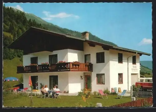 AK Rauris, Pension Gschwandtner mit Gästen im Garten