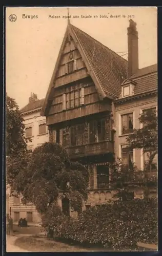 AK Bruges, Maison ayant une facade en bois, devant le parc