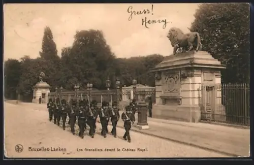 AK Bruxelles-Laeken, Les Grenadiers devant le Château Royal
