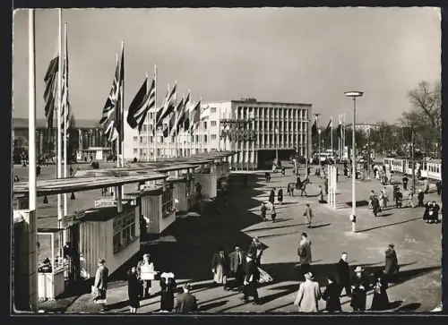 AK Frankfurt /M., Messegelände mit Strassenbahn