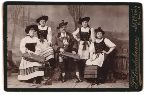 Fotografie P. Lindeckelmann, Altona, Reichenstr. 1, Gruppenportrait in Trachten mit Zither