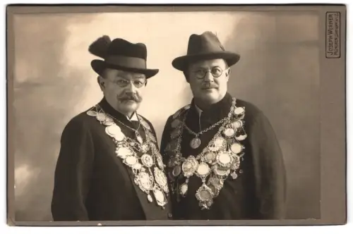 Fotografie Joseph Werner, München, Maximilianstr. 2, Schützenkönige mit Schützenketten im Porträt 1938