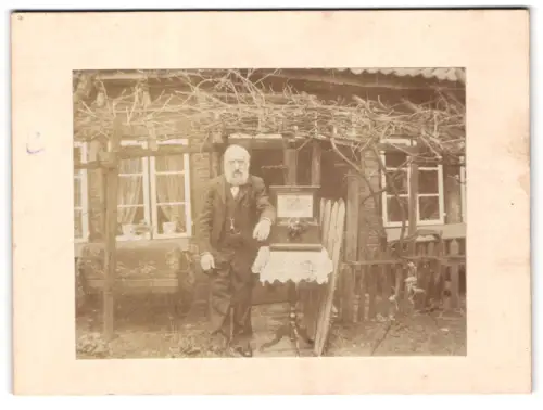 Fotografie unbekannter Fotograf und Ort, Herr mit Symphonium