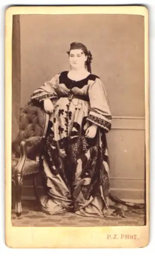 Fotografie Paul Zepdji, Salonique, Korpulente Jüdin in Tracht mit einem Stuhl