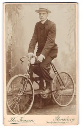 Fotografie Th. Jensen, Flensburg, Norderhofenden 15, Mann auf seinem Halbrenner Fahrrad