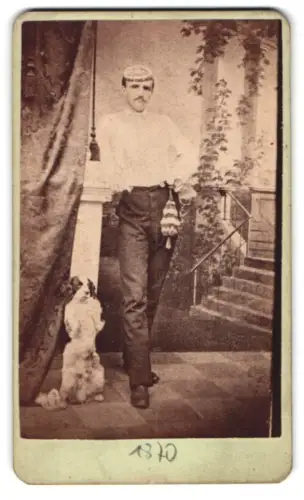 Fotografie C. H. Wright & Co., St. Louis, North Fifth Street 215, Student mit seinem Hund im Atelier 1870