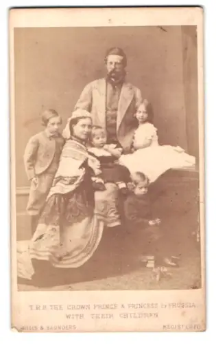 Fotografie Hills & Saunders, Oxford, Kaiser Friedrich II von Preussen und Kaiserin Victoria mit ihren Kindern