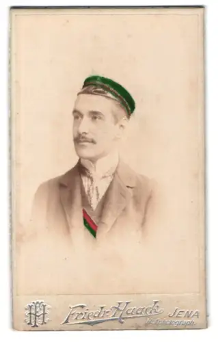 Fotografie Friedr. Haack, Jena, Porträt von Richard Freiherr von Drasche als Student in Jena 1898/99, handkoloriert