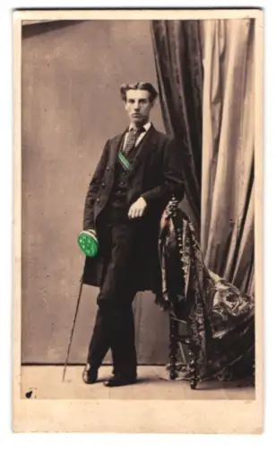 Fotografie unbekannter Fotograf und Ort, Student Max Thumle 1862 an einem Stuhl lehnend, handkoloriert