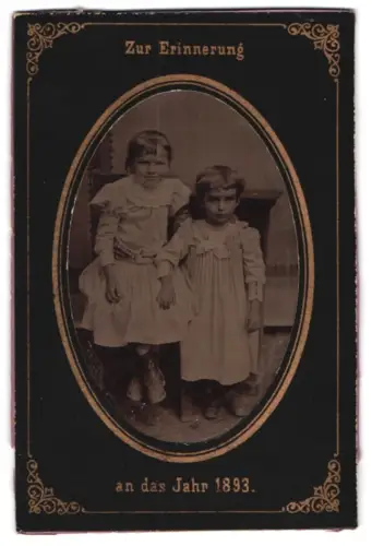 Fotografie Ferrotypie unbekannter Fotograf und Ort, Zwei kleine Kinder in eleganten Kleidern 1893
