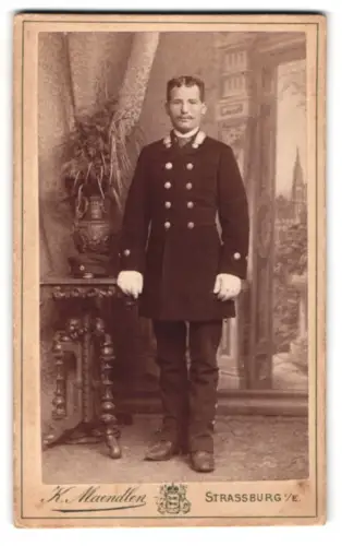 Fotografie K. Maendlen, Strassburg i. E., Ecke des Nicolausringes, Hotel Page in Uniform mit Mütze