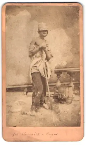 Fotografie unbekannter Fotograf und Ort, Jamaika, Jamaikanischer Bettler mit Hut und Stock