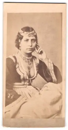 Fotografie unbekannter Fotograf und Ort, Haremsfrau von Khedive Isma`il Pasha von Ägypten in ägyptischer Tracht