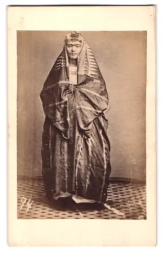 Fotografie unbekannter Fotograf und Ort, Libanesin in traditioneller Kleidung mit Nasenpiercing im Porträt