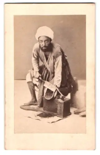 Fotografie unbekannter Fotograf und Ort, Türkischer Tabakschneider bei der Arbeit