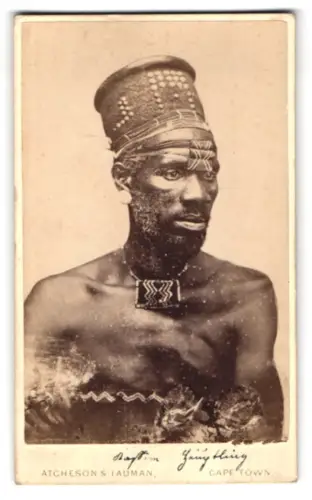 Fotografie Atcherson & Tadman, Cape Town, Adderley Street, Porträt eines Häuptlings in traditioneller Kleidung