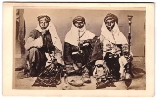 Fotografie unbekannter Fotograf und Ort, Drei Araber mit Wasserpfeife in traditioneller Kleidung