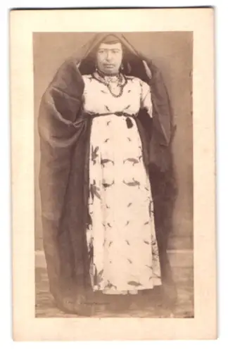 Fotografie unbekannter Fotograf und Ort, Edeldame in arabischer Tracht mit Halskette