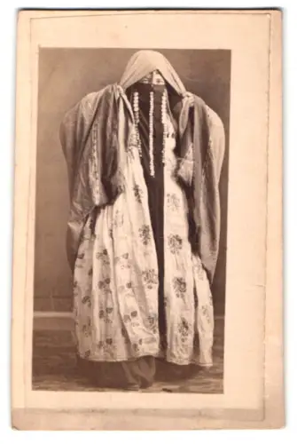 Fotografie unbekannter Fotograf und Ort, Edeldame in arabischer Tracht mit verziertem Gesichtsschleier