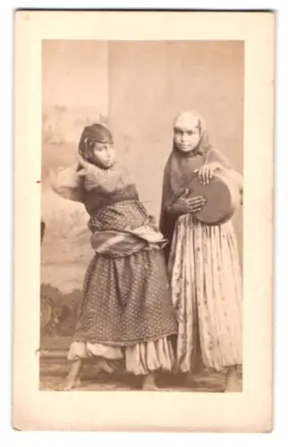 Fotografie unbekannter Fotograf und Ort, Zwei junge Edeldamen in arabischer Tracht mit Trommel