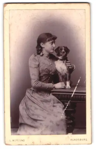 Fotografie Ludwig Mertens, Rendsburg, Am Gymnasium, Thea mit ihrem Hund Rudi