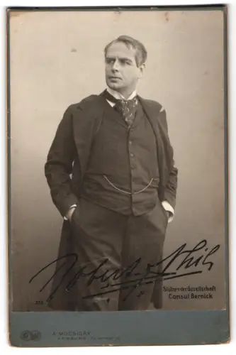 Fotografie A. Mocsigay, Hamburg, Neuerwall 46, Porträt von Robert Nhil mit Autograph, Theaterschauspieler