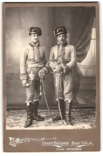 Fotografie Franz Beilhack, Bad Tölz, Zwei Soldaten in Husarenuniformen im Atelier