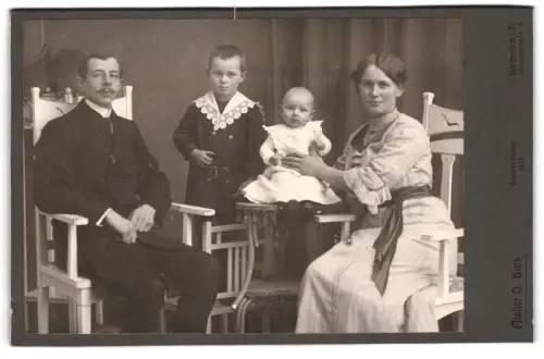 Fotografie Atelier O. Burs, Barmstedt i. H., Chemnitzstrasse 5, Familienfoto Eltern und ihren zwei Kindern, Mutterglück