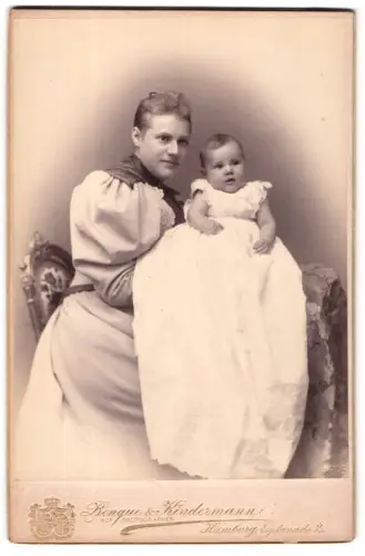 Fotografie Benque & Kindermann, Hamburg, Esplanade 2, Mutter mit ihrem Baby auf Stuhl, Mutterglück