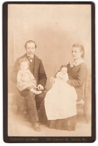 Fotografie Rudolph Uhlman, Joseph /MO., Edmond St. 225, Familienporträt mit zwei Kindern, Mutterglück