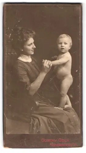 Fotografie Gustav Gock, Höhenwestedt i. H, Eine Mutter mit ihrem Kleinkind auf dem Schoss, Mutterglück