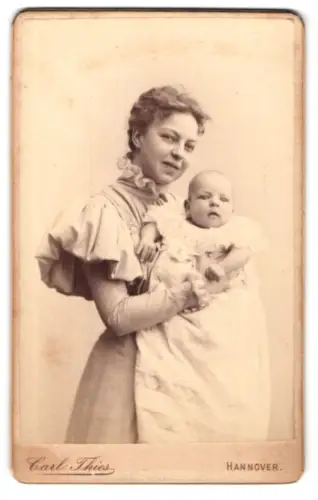 Fotografie Carl Thies, Hannover, Höltystrasse 13, Eva mit ihrem Sohn Klaus Fritze 1897, Mutterglück