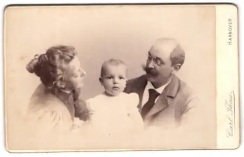 Fotografie Carl Thies, Hannover, Höltystrasse 13, Familienporträt mit Kleinkind, Mutterglück