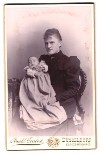 Fotografie Arnold Overbeck, Düsseldorf, Königs-Allee 43, Mutter mit ihrem Kind in den Armen, Mutterglück