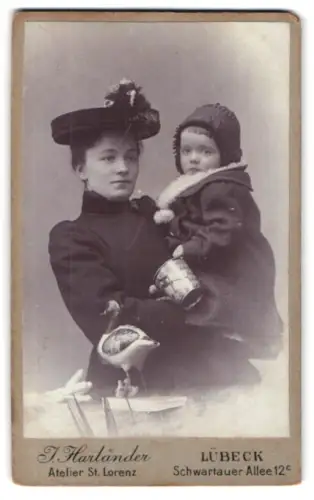 Fotografie T. Harländer, Lübeck, Schwartauer Allee 12c, Mutter mit ihrem Kind in Winterkleidung, Mutterglück