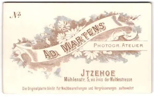 Fotografie Ad. Martens, Itzehoe, Mühlenstr. 5, Fotografenname auf Banderole vor floralem Hintergrund