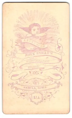 Fotografie John Esmay, Sabula, Kleiner Engel mit Farbpalette vor Sonnenaufgang