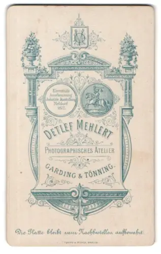 Fotografie Detlef Mehlert, Garding, Fotografenmonogramm, Ritter zu Pferd mit Name des Ateliers