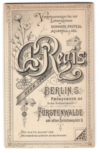 Fotografie Regis, Berlin, Prinzenstr. 44, Name des Ateliers mit Blumen und Banderole mit Gründungsjahr