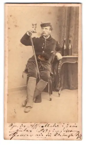 Fotografie Günter, Hannover, Marienstrasse 9, Schütze mit Scheibenbüchse mit erhobenem Glas