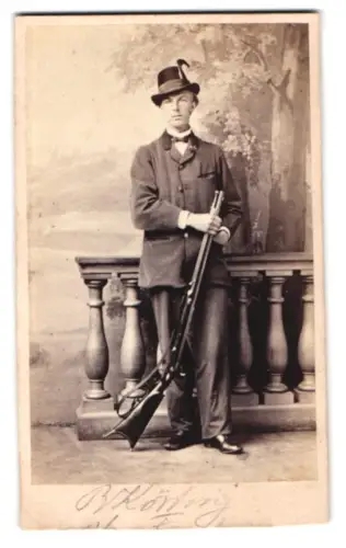 Fotografie Ferd. Liebsch, Hannover, Schütze mit Scheibenbüchse an einer Ballustrade lehnend